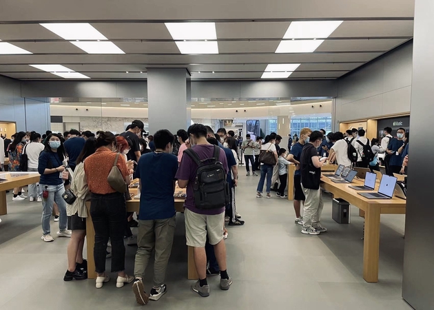 iPhone 14发售日：北上深苹果店排队热度不减最多排了200人